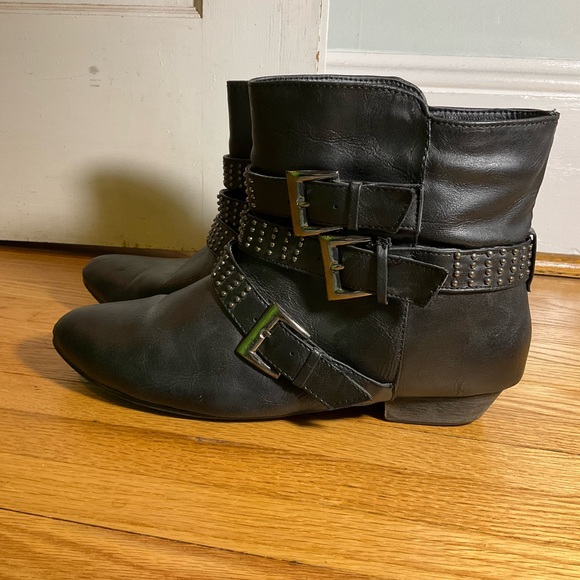 Low black boots with studded straps - Picture 2 of 7